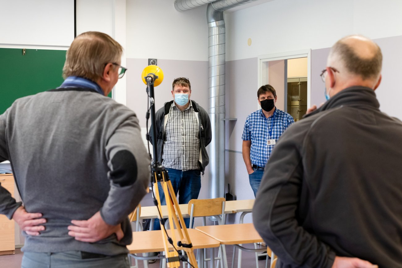 Mõõtmised algavad. Geograafia ainekabinetis jälgivad mõõtmisi ka valla esindajad. / Gert Lutter Mõõtmised algavad. Geograafia ainekabinetis jälgivad mõõtmisi ka valla esindajad. / Gert Lutter