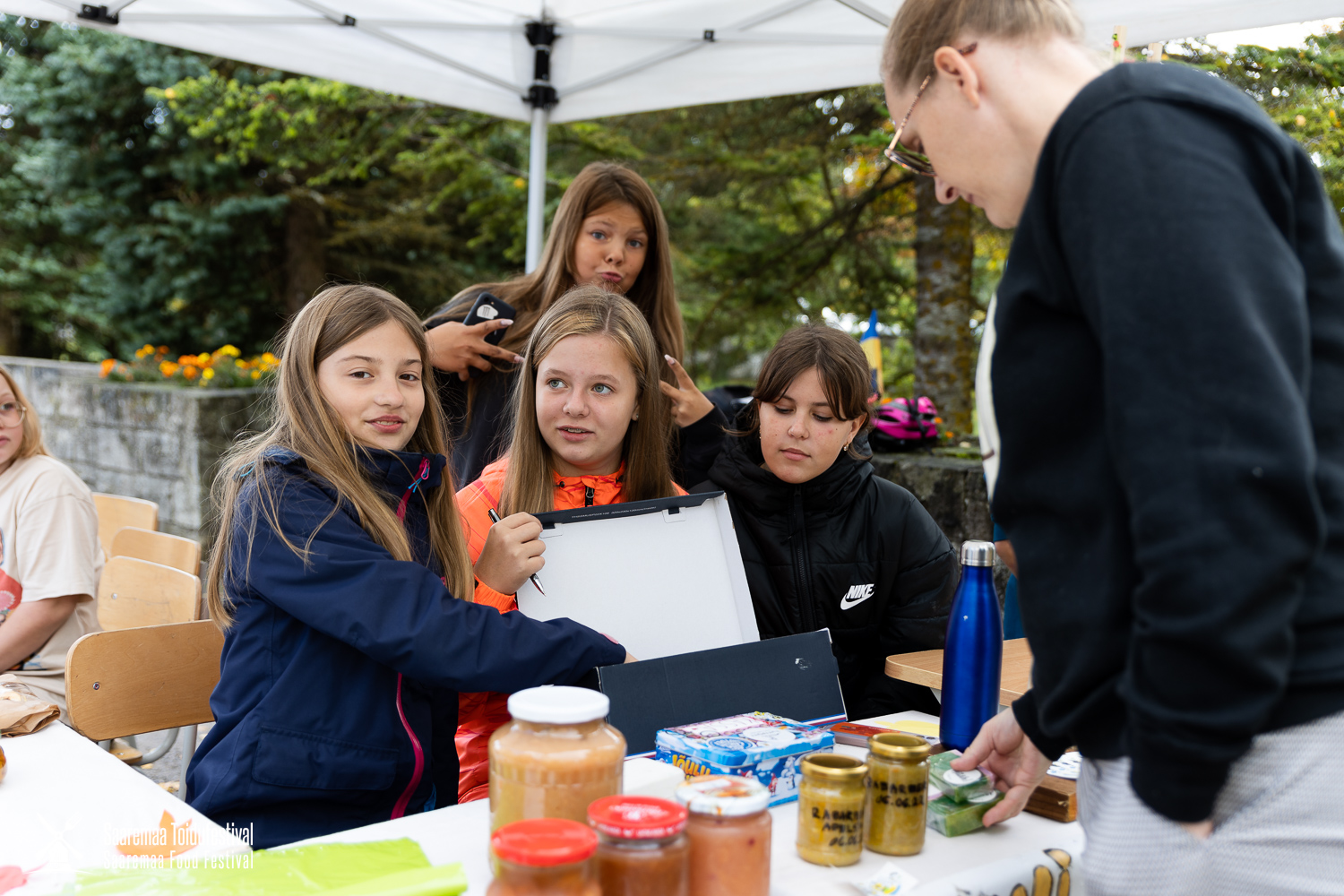 Oma müügiletiga olid väljas ka õpilased / Gert Lutter / Saaremaa Toidufestival