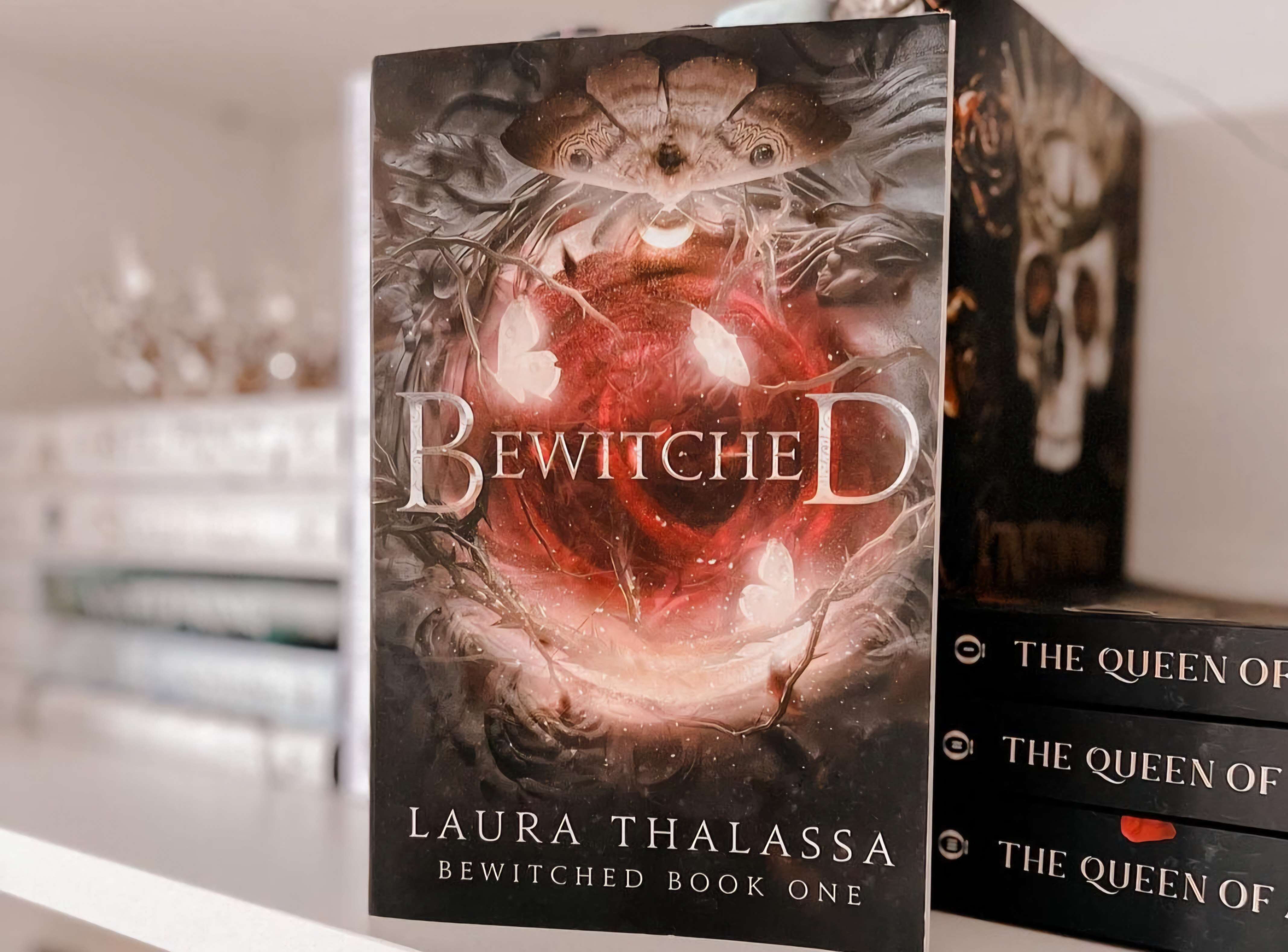 Laura Thalassa  „Bewitched“ / Sandra Lii