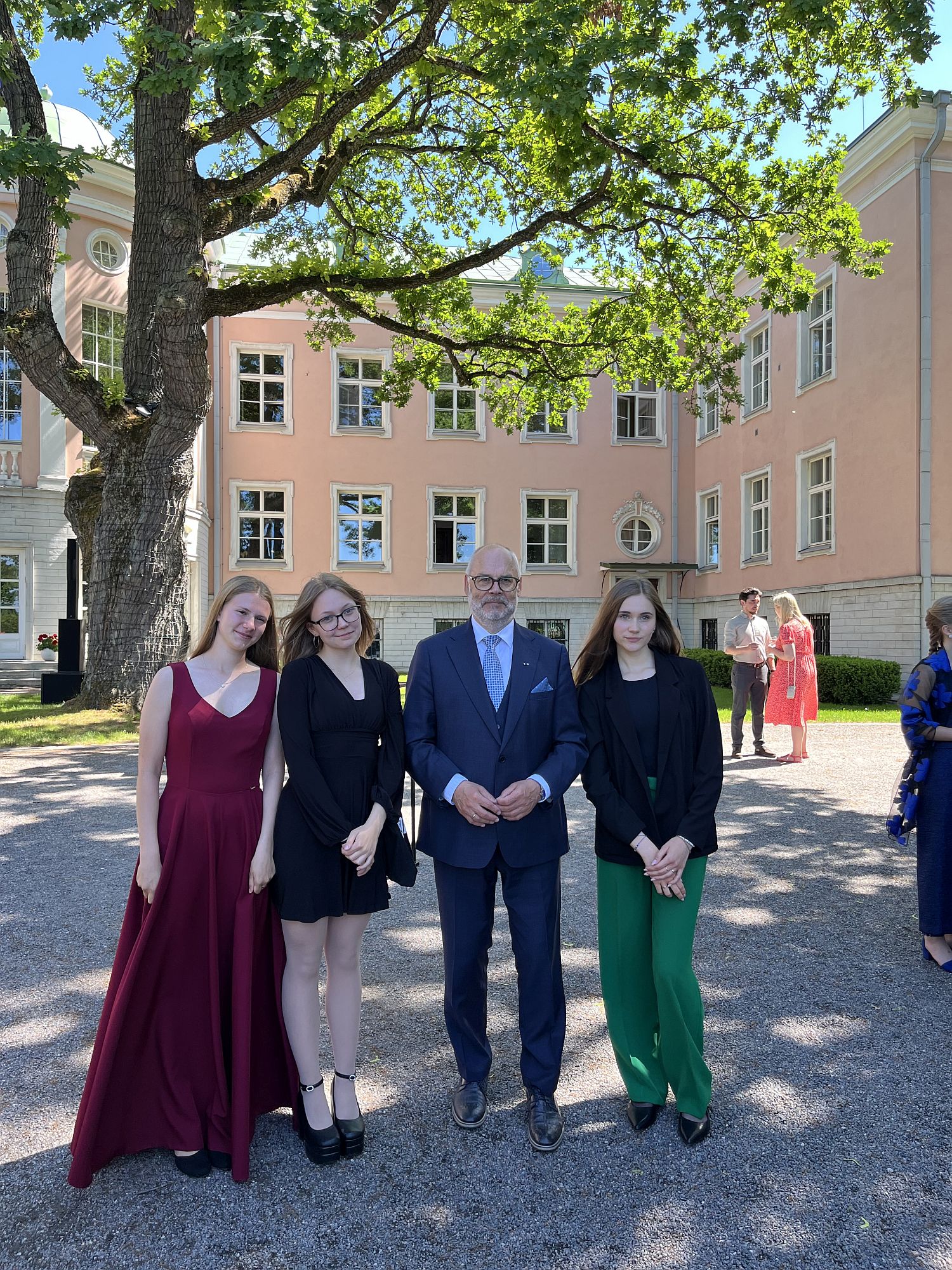 Anna, Liisa ja Grettel koos presidendi Alar Karisega tänuüritusel / erakogu