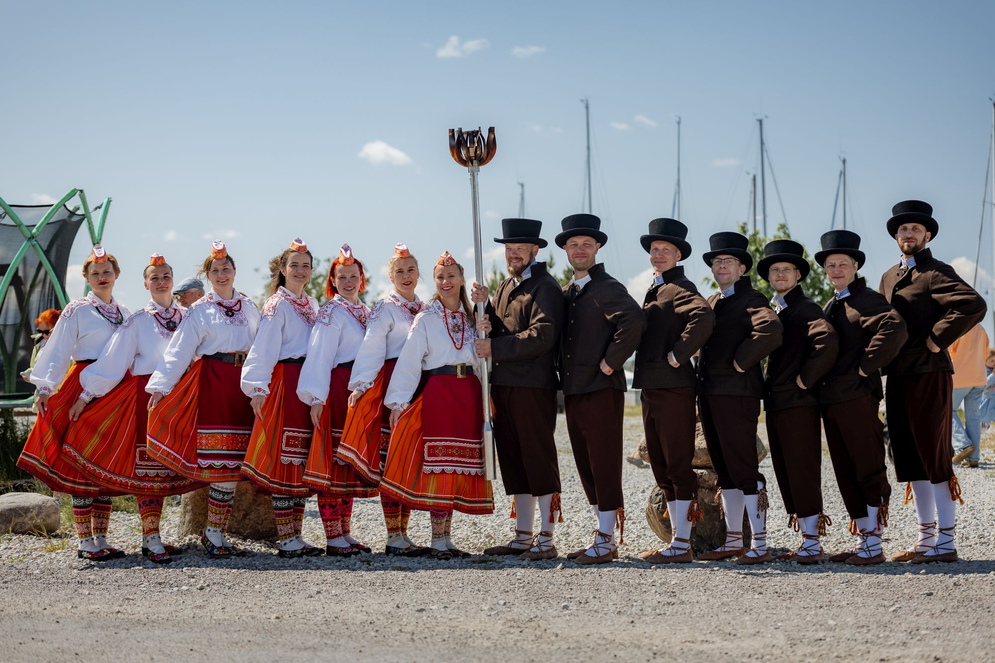 Sõlesepad Kõiguste sadamas laulu- ja tantsupeo tuld vastu võtmas / Valmar Voolaid Sõlesepad Kõiguste sadamas laulu- ja tantsupeo tuld vastu võtmas / Valmar Voolaid