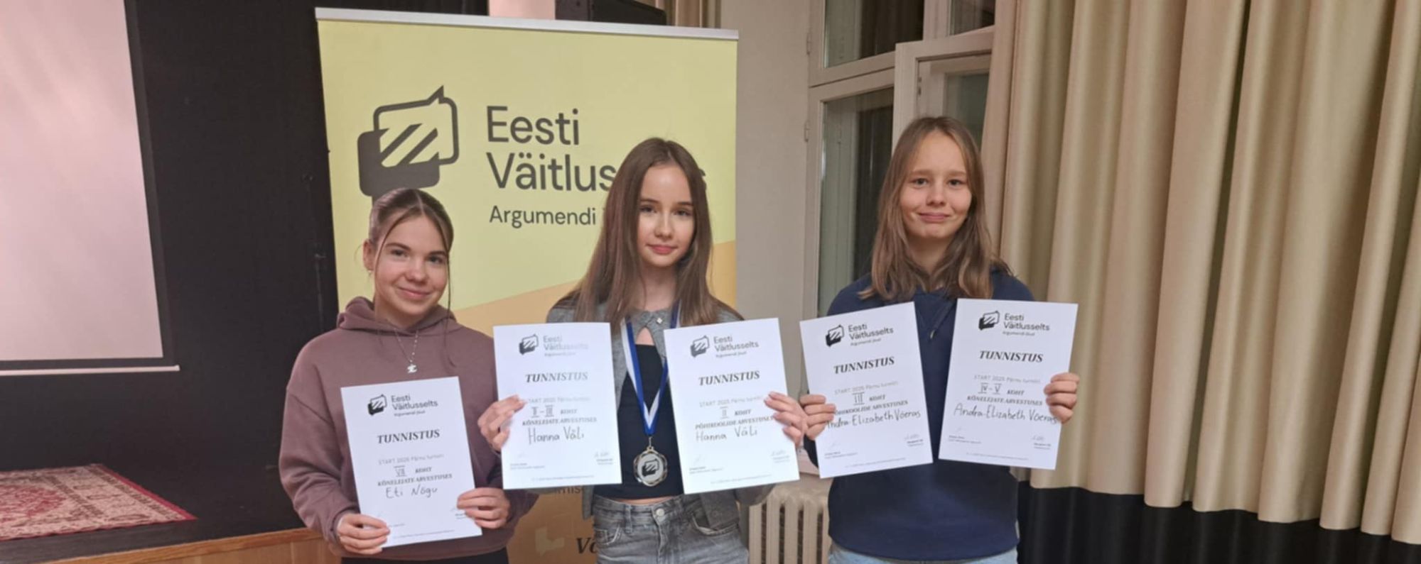 Eti Nõgu, Hanna Väli ja Andra-Elizabeth Võeras said kõnelejatena kõrged kohad nii põhikoolide kui ka üldarvestuses / Kaisa Sau