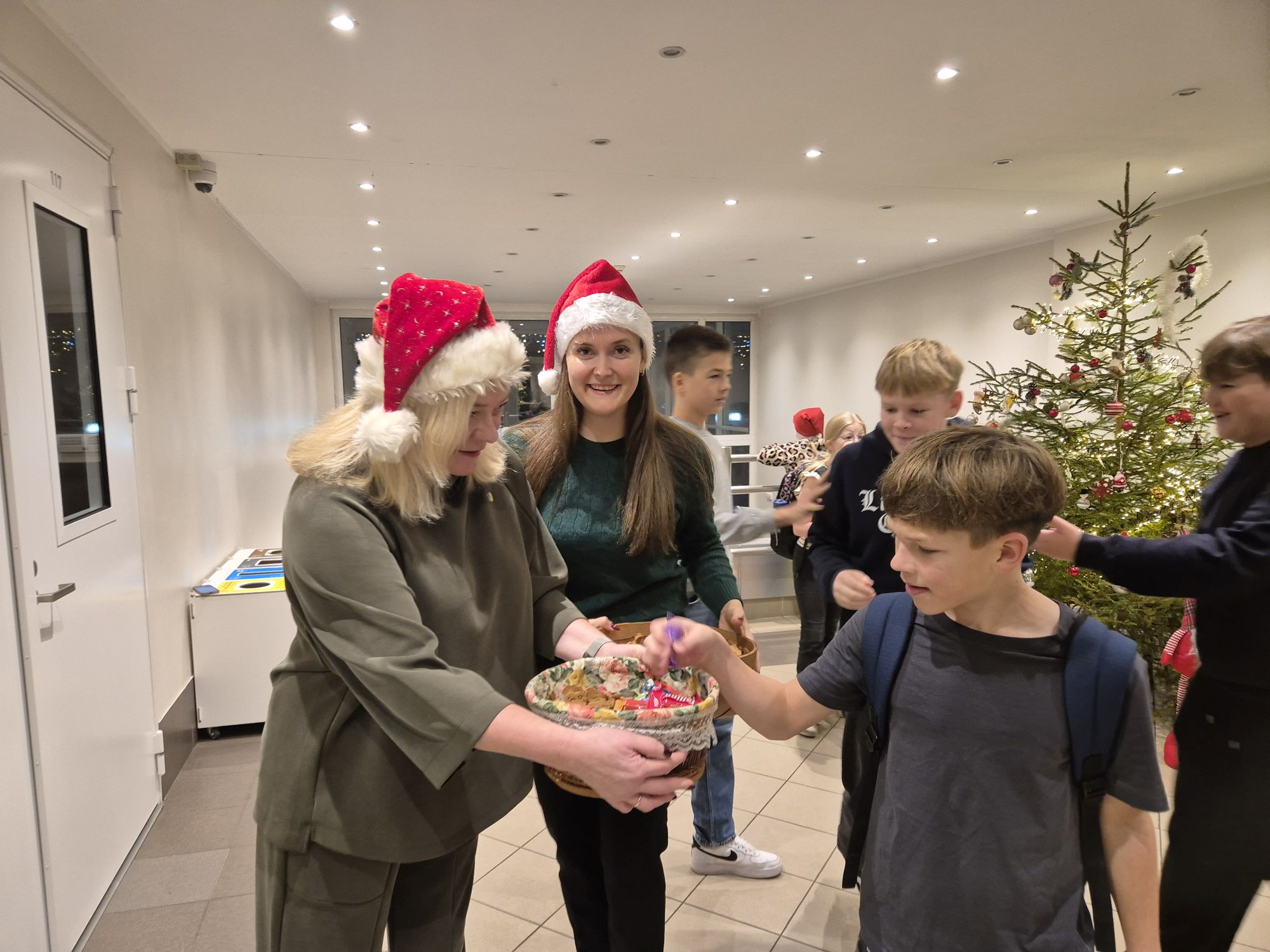 Hoolekogu tõi kooliperele magusa üllatuse / Kristin Lauri Hoolekogu tõi kooliperele magusa üllatuse / Kristin Lauri