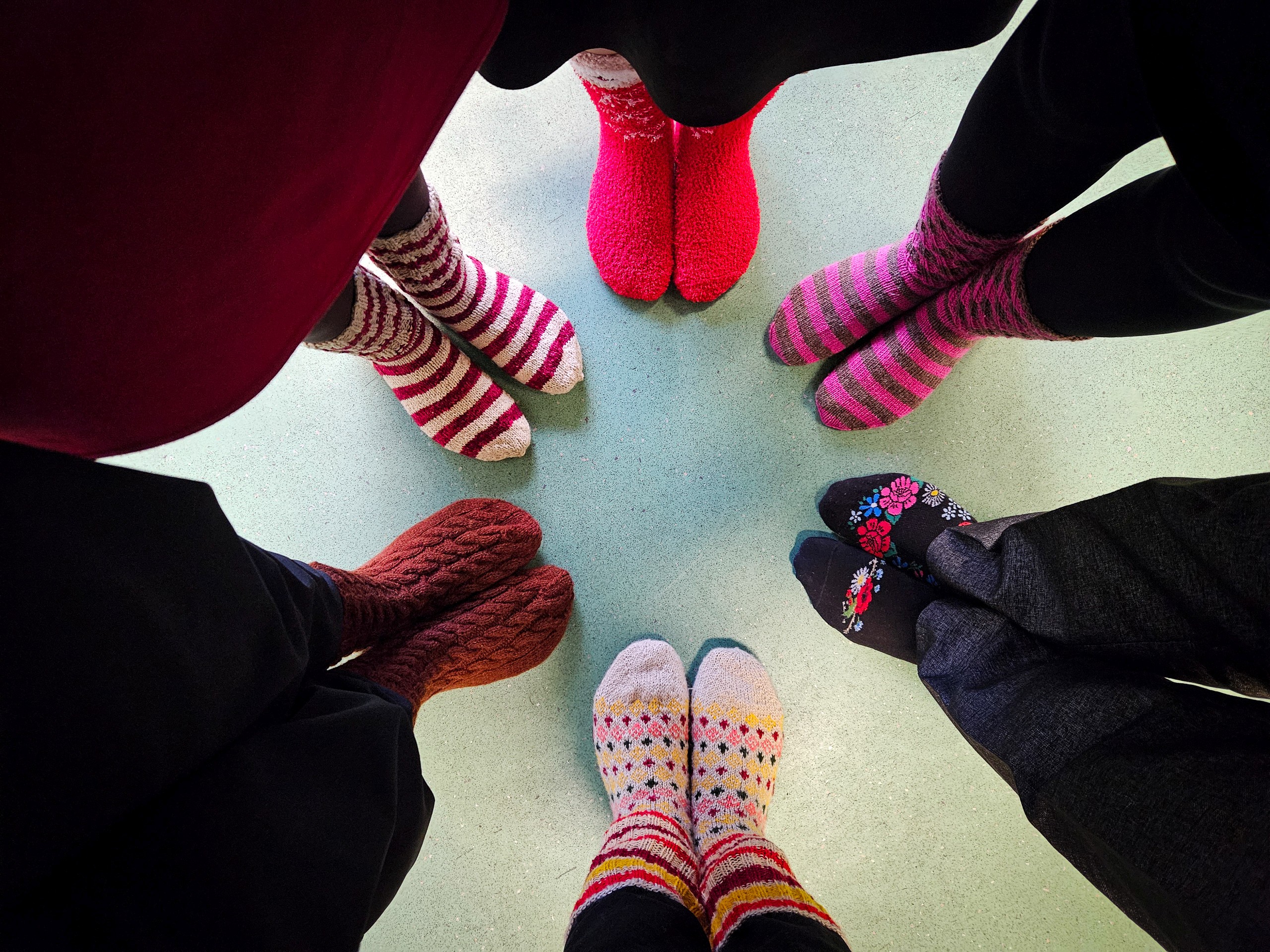 Toimetuse pildimäng! Kellele täpselt kuuluvad fotol olevad sokipaarid? Esimest õiget vastajat ootab toimetuses auhind! / erakogu