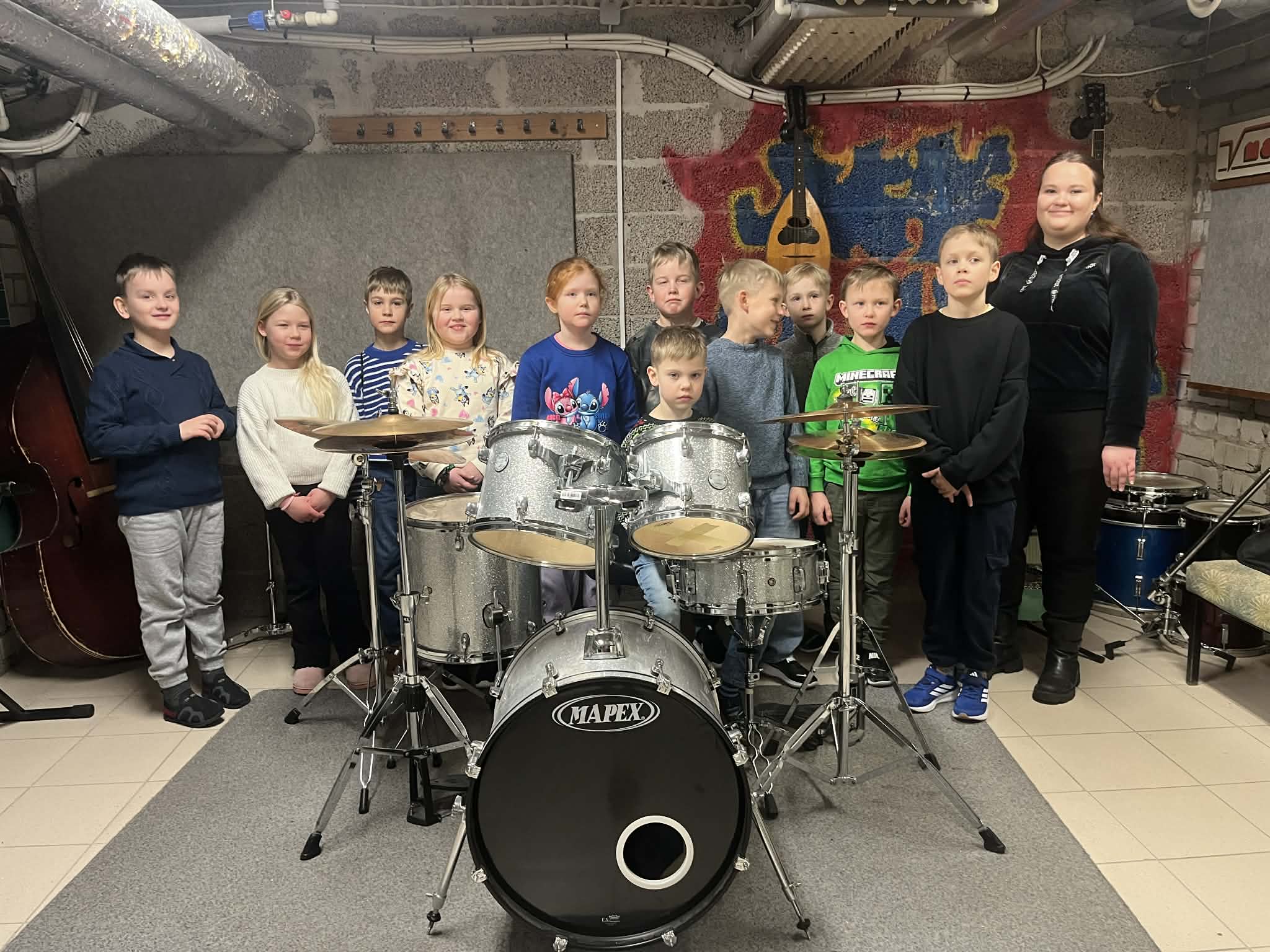 Õpilased koos oma õpetajaga  tutvumas bändiruumi võimalustega / Anneli Meisterson