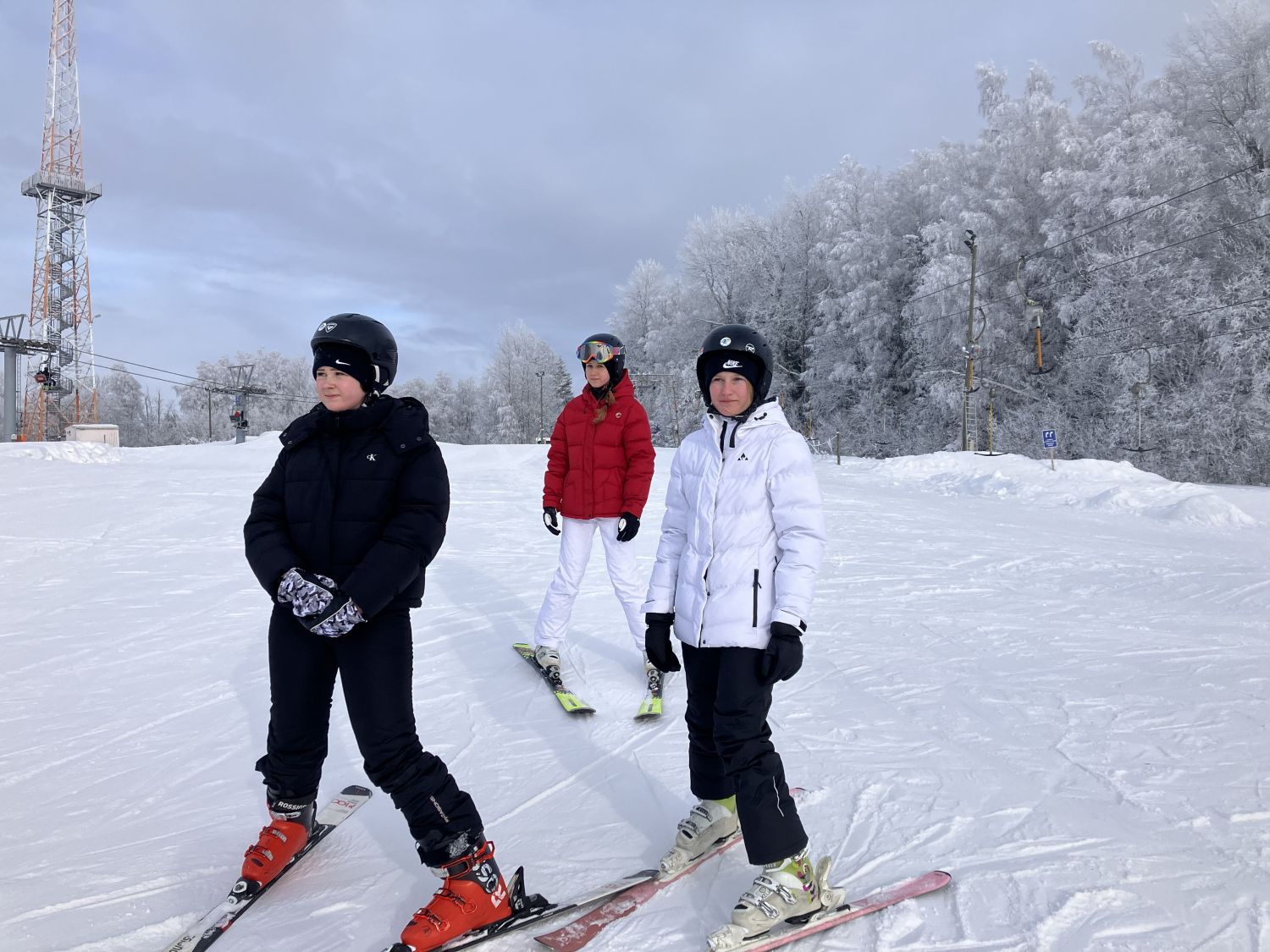 Üks osa õpilastest käis mäesuusatamas / Ülle Räim