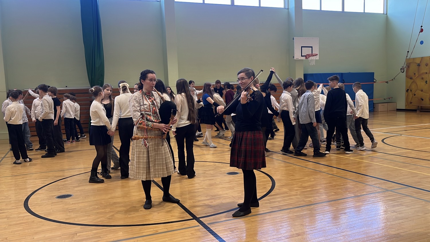 Laura Naagel ja Kaidi juhendamas pärimustantse / Anneli Meisterson