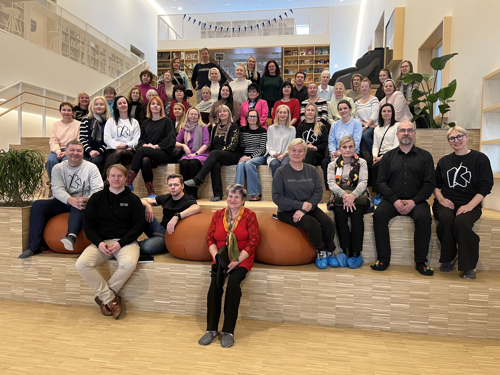 Meie kooli töötajad Lääneranna Gümnaasiumis. Pildil on ka koolijuht Rasmus Lippur ning väikeklassi õpetaja Tauno Mihklepp, Kuressaare Gümnaasiumi vilistlane / erakogu