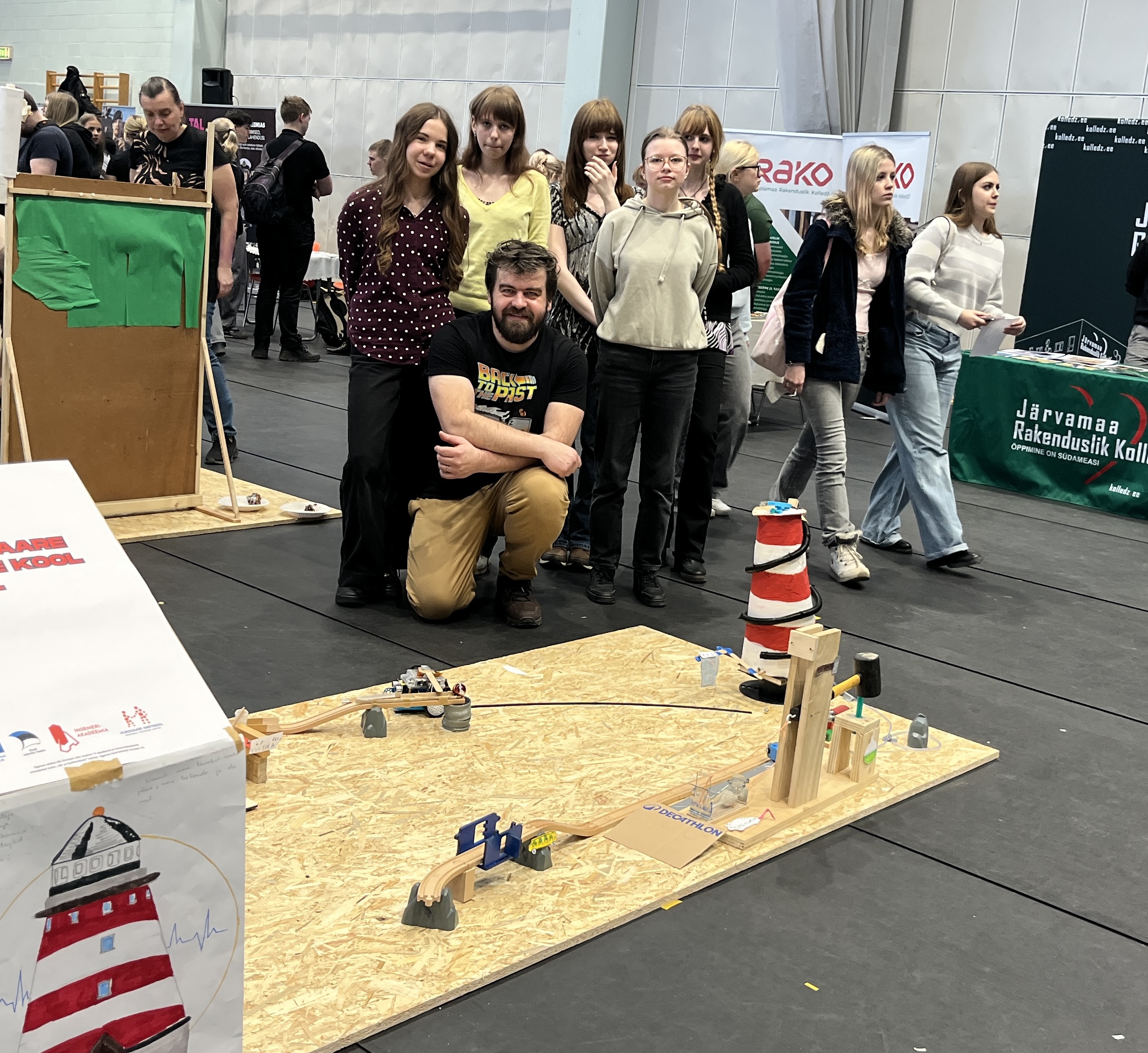 Võistkond Kirurgid koos juhendaja Urmas Nõguga / Anneli Meisterson