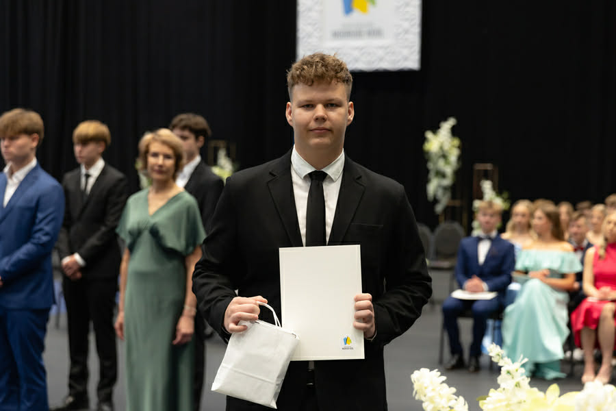 Alex põhikooli lõpuaktusel / Gert Lutter Alex põhikooli lõpuaktusel / Gert Lutter