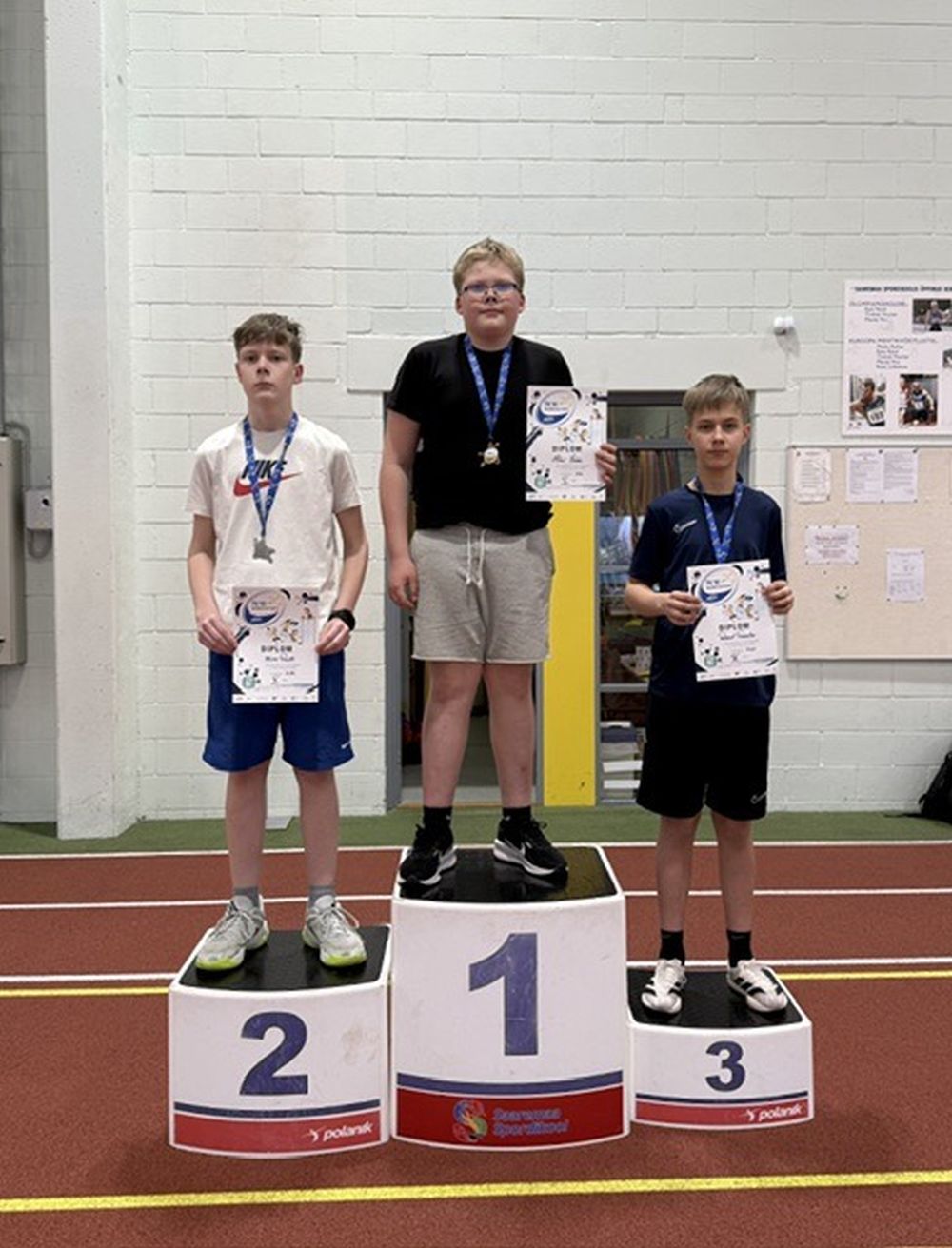 Fotol Sten Saar, nooremate poiste kuulitõuke võitja / Saaremaa Spordiliit