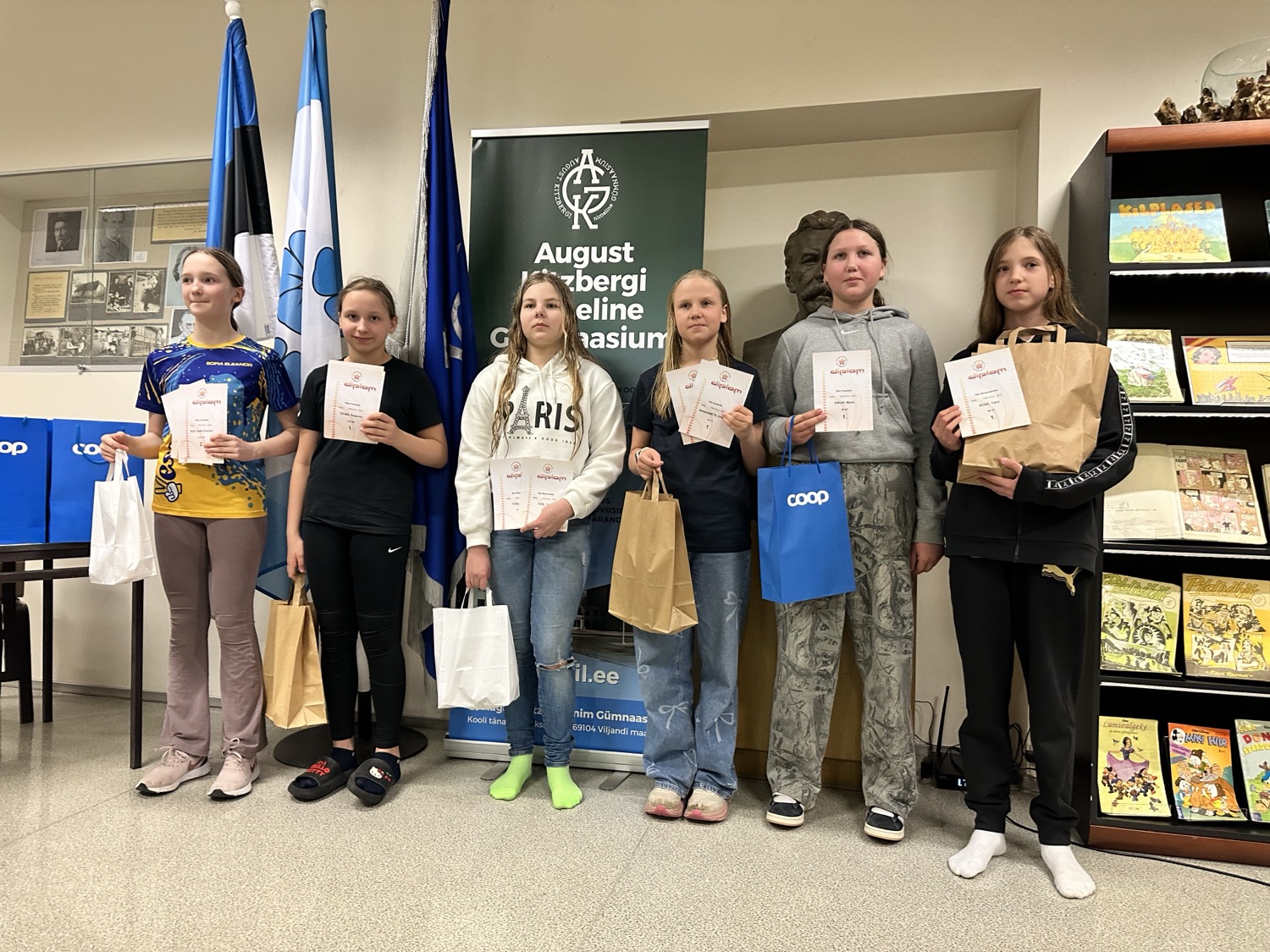 Rosanna (vasakult teine) 100 m vabaltujumises I koht, II koht 50 m vabaltujumises ja kolm III kohta (50 m selili-, rinnuli- ja liblikujumises)! / Helerin Vapper Rosanna (vasakult teine) 100 m vabaltujumises I koht, II koht 50 m vabaltujumises ja kolm III kohta (50 m selili-, rinnuli- ja liblikujumises)! / Helerin Vapper