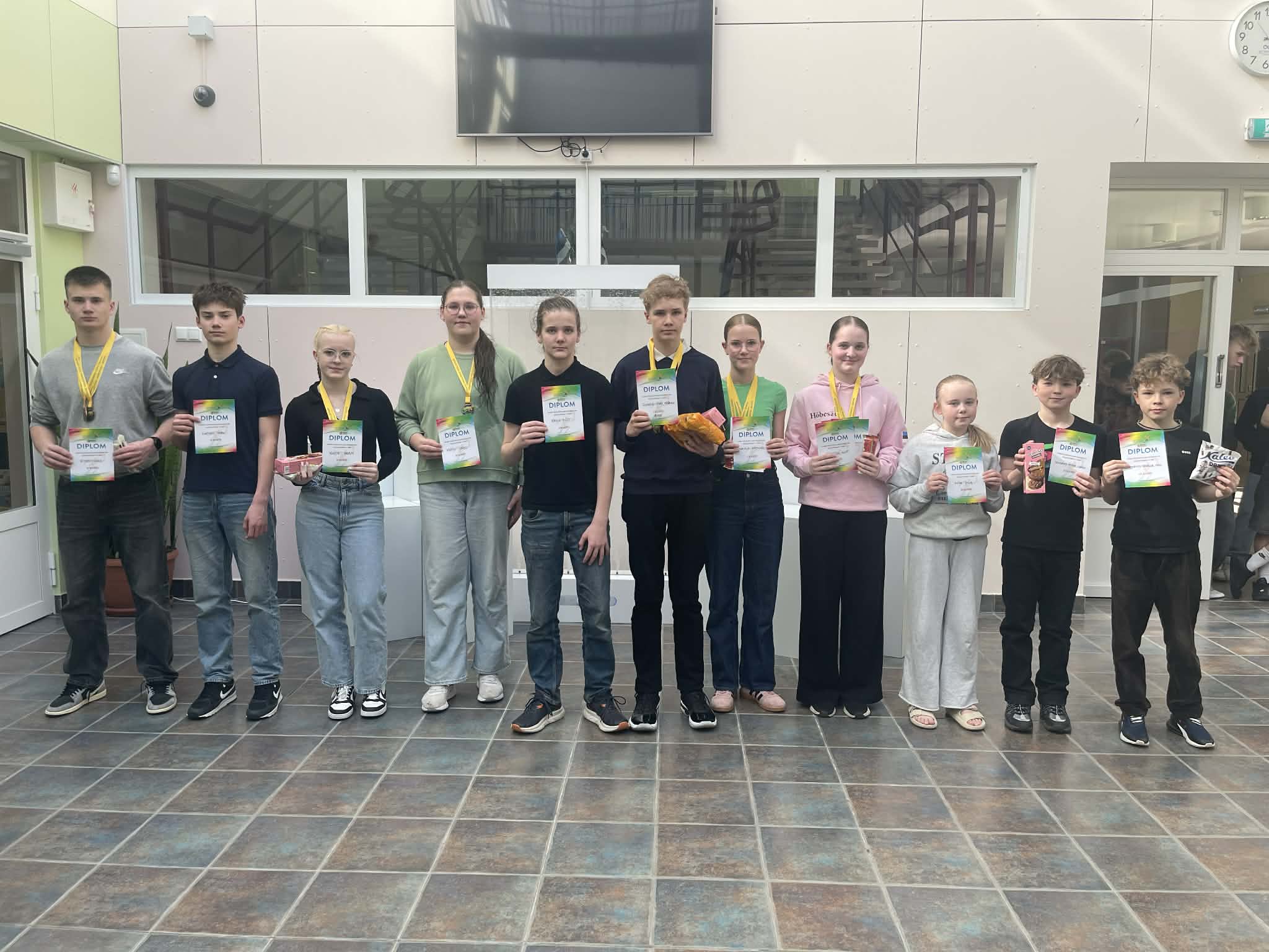 4 x 50 m teateujumises saavutas Nooruse kooli esindus III koha kooseisus (fotol parenal) Henriko Gregor Mägi (6.c), Säde Sulg (3.a), Hendriko Roger Luptov (5.c), Rosanna Tiitma (4.a). / Saaremaa Spordiliit