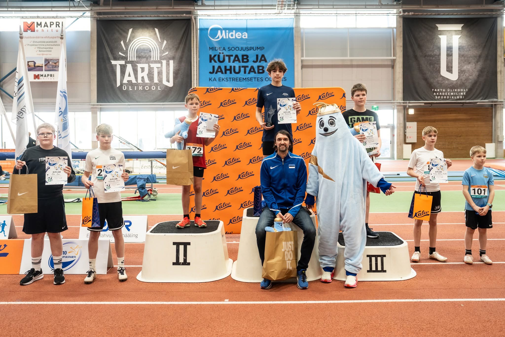 Nooremate poiste kuulitõuke kuus paremat, vasakult esimene Sten Saar / Eesti Kergejõustikuliit