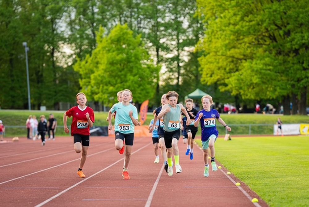 Fotol esiplaanil Hendriko Roger Luptov põnevas 1000 m finišiheitluses / Eesti Kergejõustikuliit