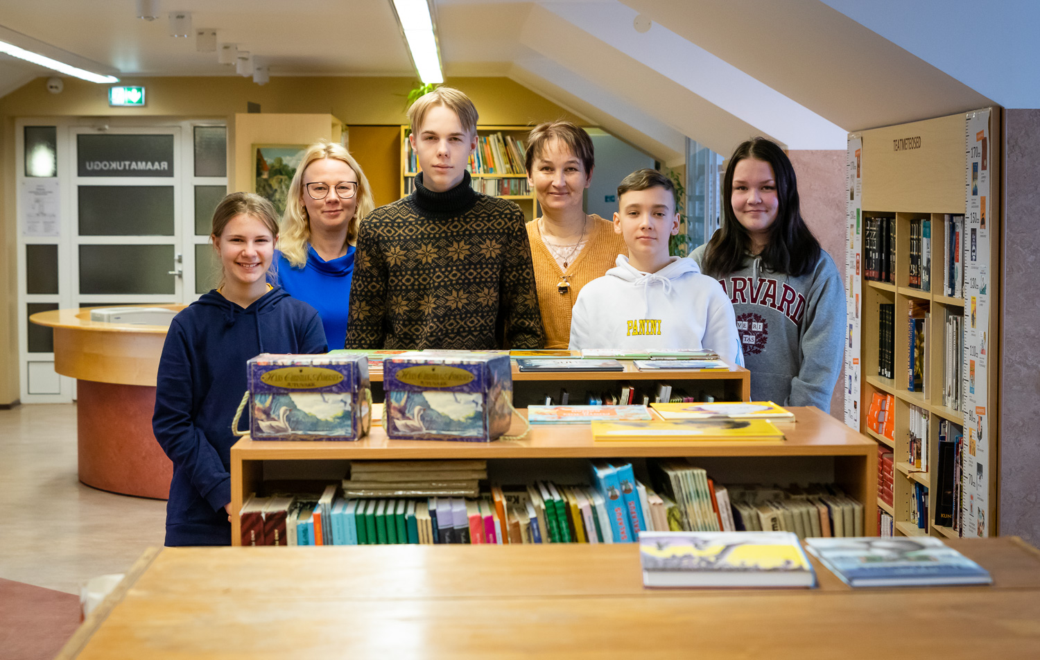 Laureaaditiitli ja pea- ning eripreemia pälvinud õpilased juhendajatega. Vasakult Anna Hamburg, juhendaja Jaana Puksa, Henry Mänd, juhendaja Katrin Liiv, Ramon Mägi, Anette Kuusk. Puudu Luise Alle. / Gert Lutter