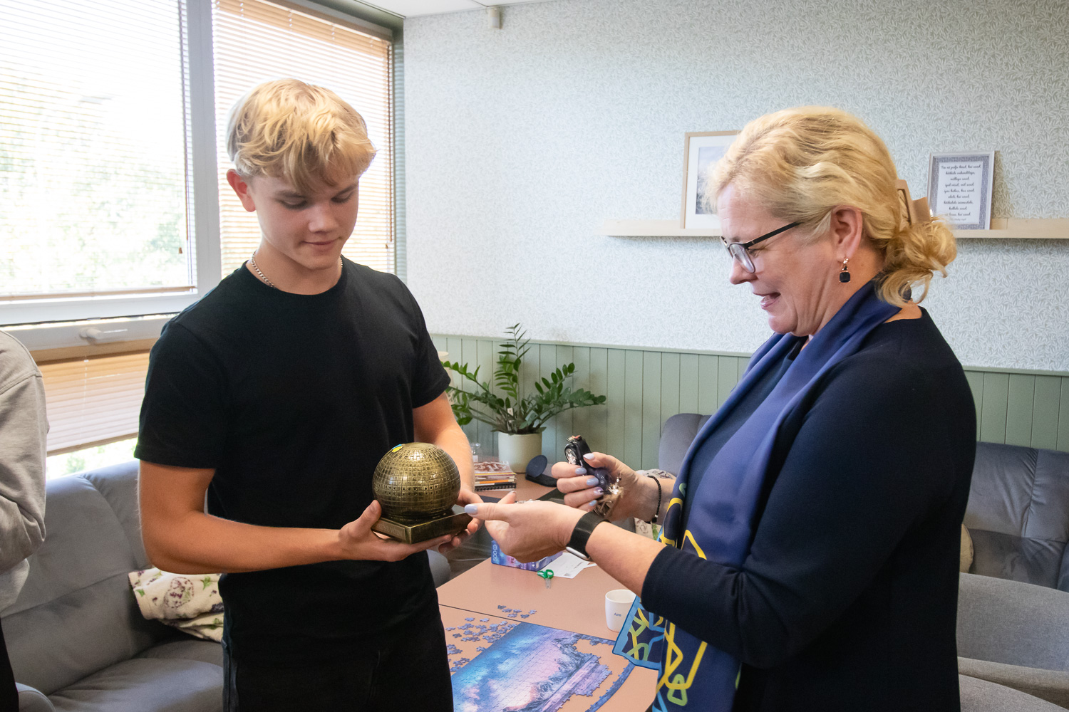 Õpetajate päeva direktor Johannes Aus võtab vastu võimusümboli koolijuht Marit Tarkinilt / Gert Lutter