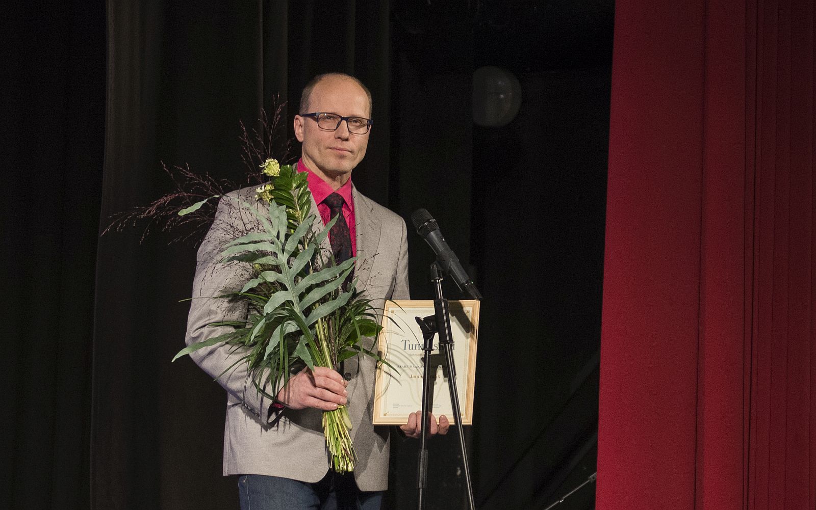 Uudis, PersonaaliaSaare maakonna aasta isa on õpetaja Janno Tuulik Foto: Kadri PaomeesSaare maakonna aasta isa on õpetaja Janno Tuulik Foto: Kadri PaomeesSaare