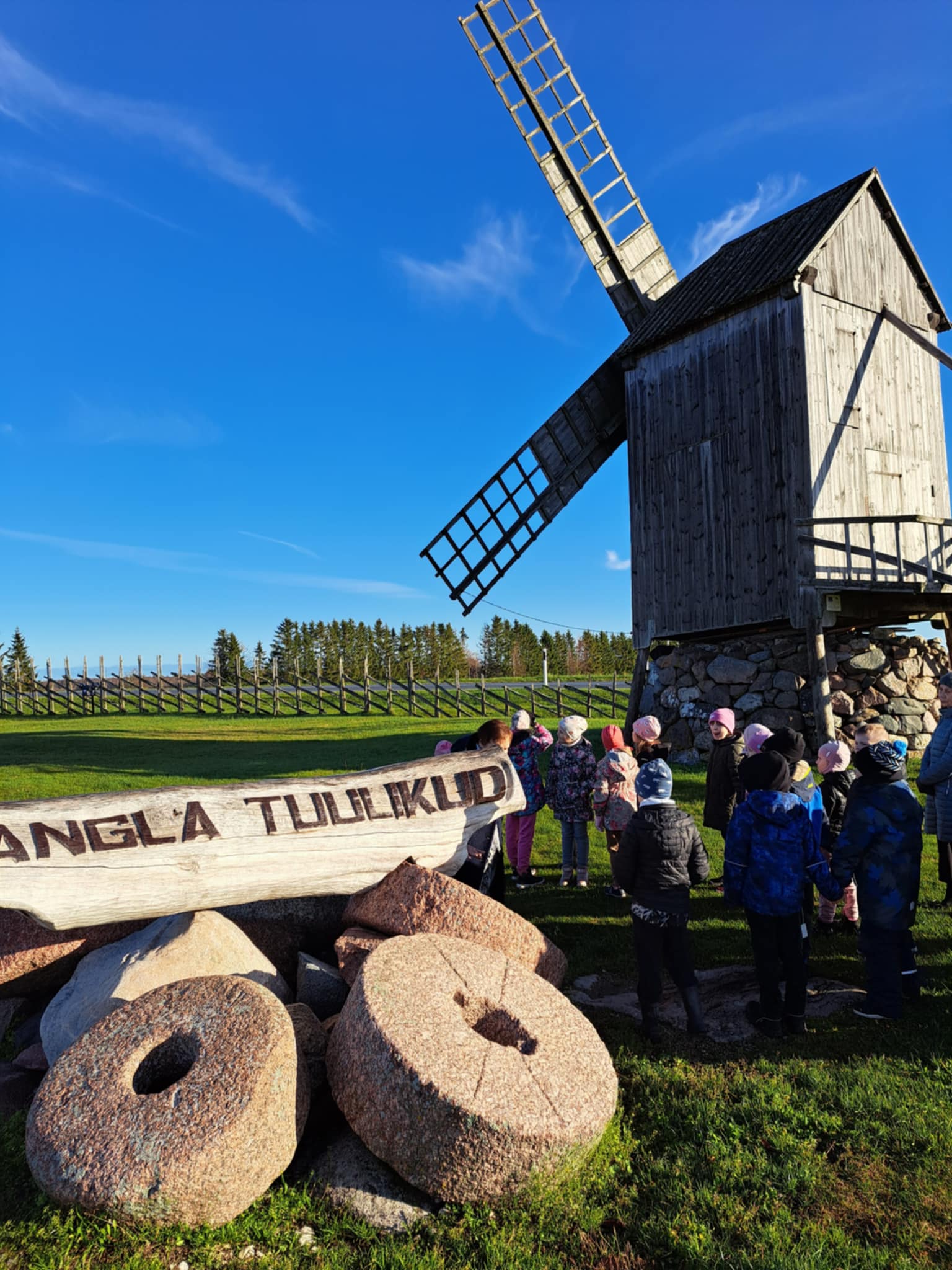 Angla Tuulikumäel / Merle Tustit