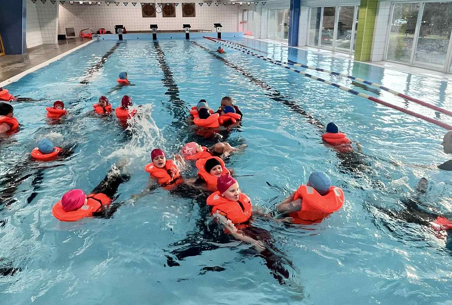 1. klassid teavad, kuidas päästevesti kasutada / Kristiina Piipuu