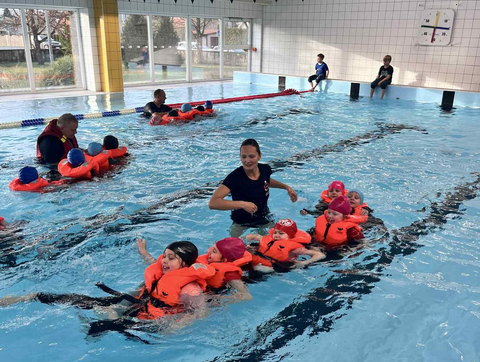 1. klassid teavad, kuidas päästevesti kasutada / Kristiina Piipuu