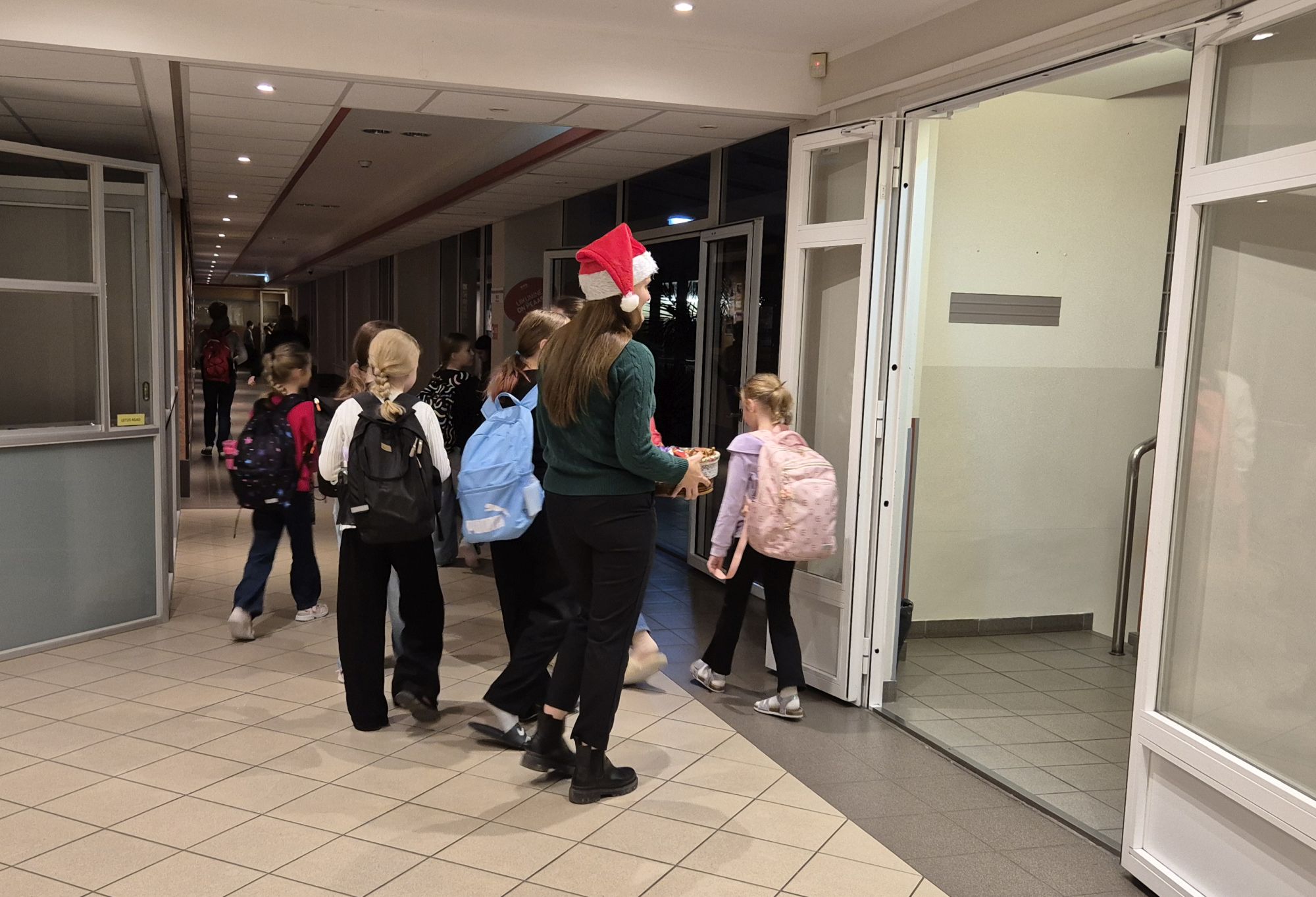 Hoolekogu tõi kooliperele magusa üllatuse / Kristin Lauri Hoolekogu tõi kooliperele magusa üllatuse / Kristin Lauri