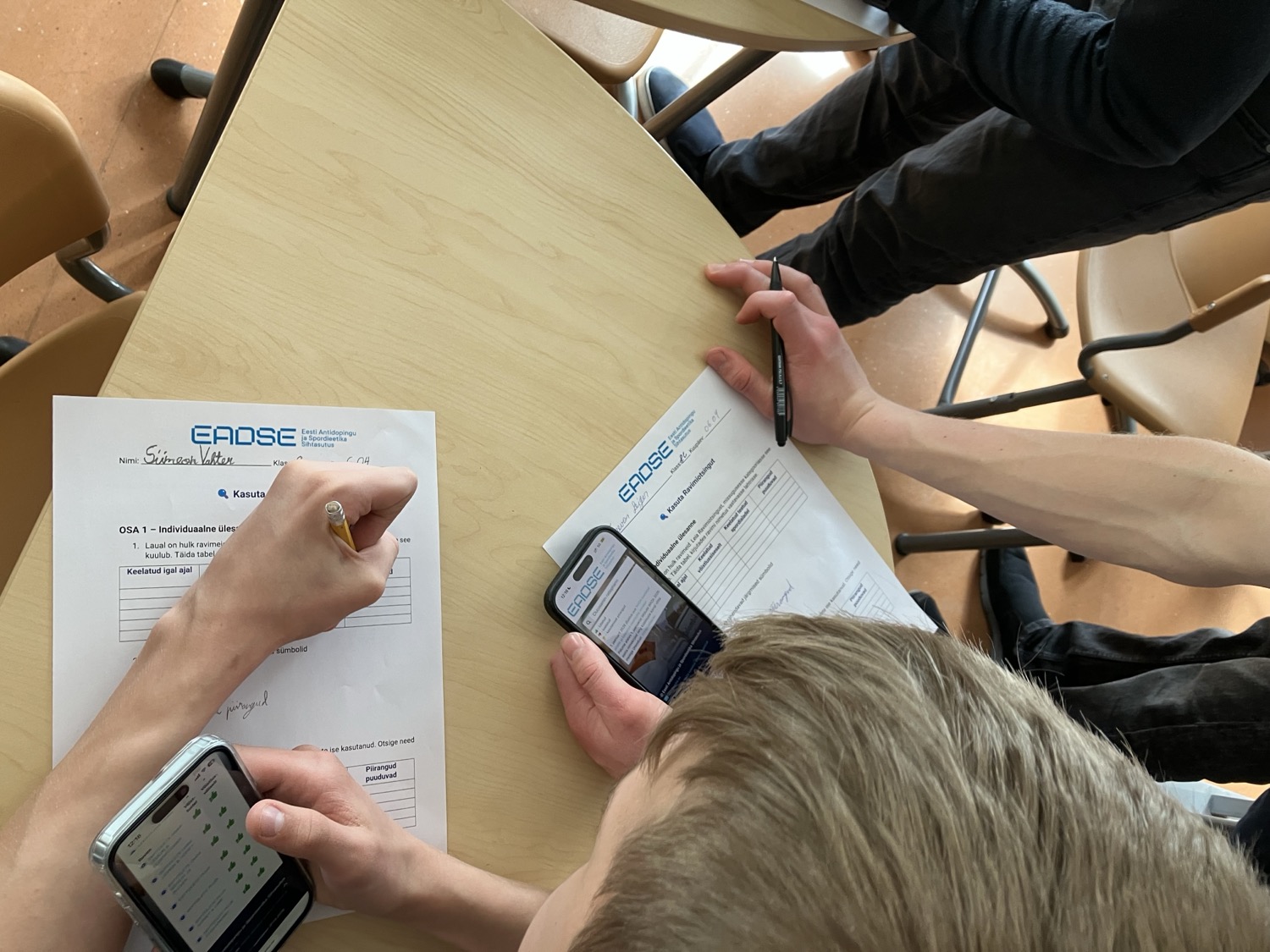 Töölehti täitmas / Ülle Räim