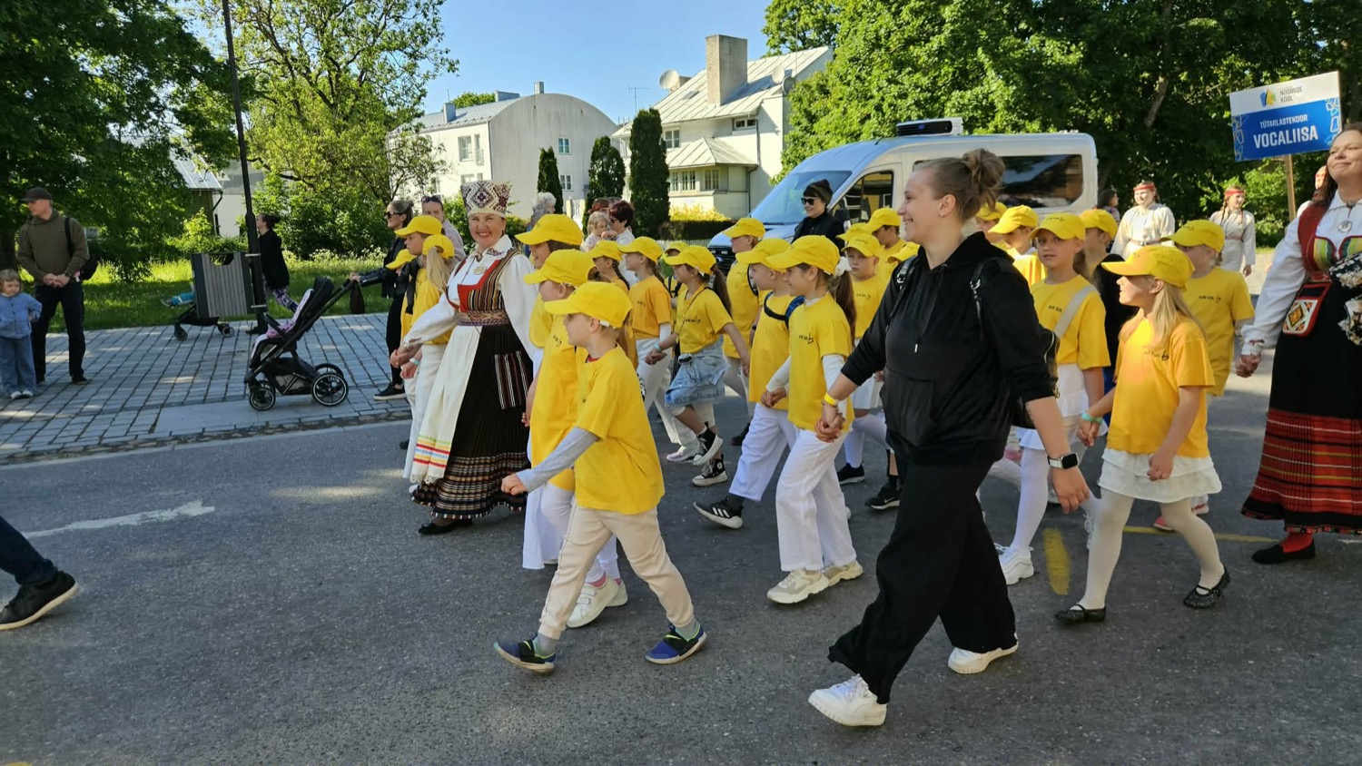 Tütarlastekoor Vocaliisa ja mudilaskoor Ave Sol-bemoll osalesid Saare maakonna laulupeol. / erakogu